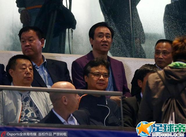 副驾驶上的杜海峰一眼便看到了她，激动地说：是海清，快过去。